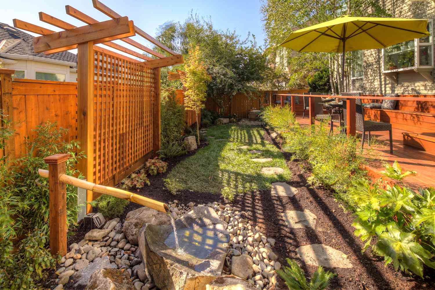 18 Go for an entirely natural garden fence