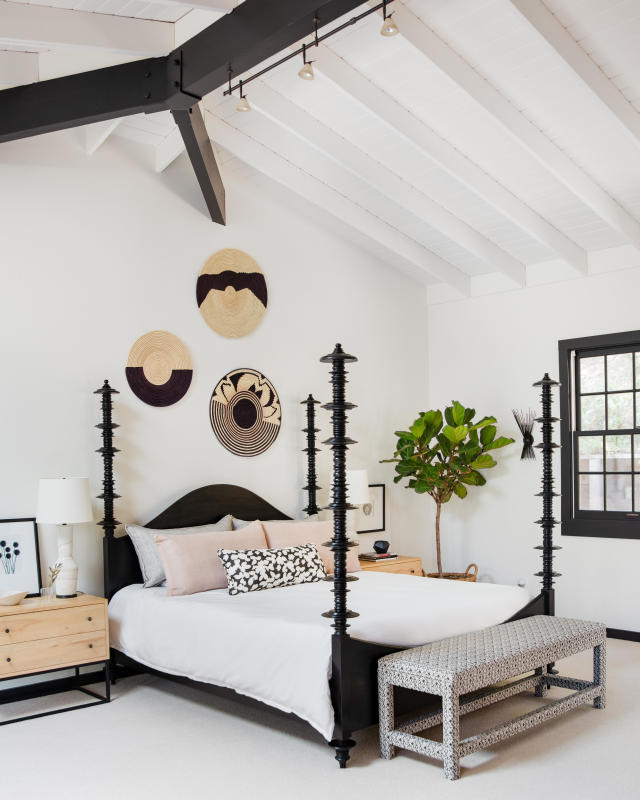 What colors go with black 5 accent colors favored by the experts