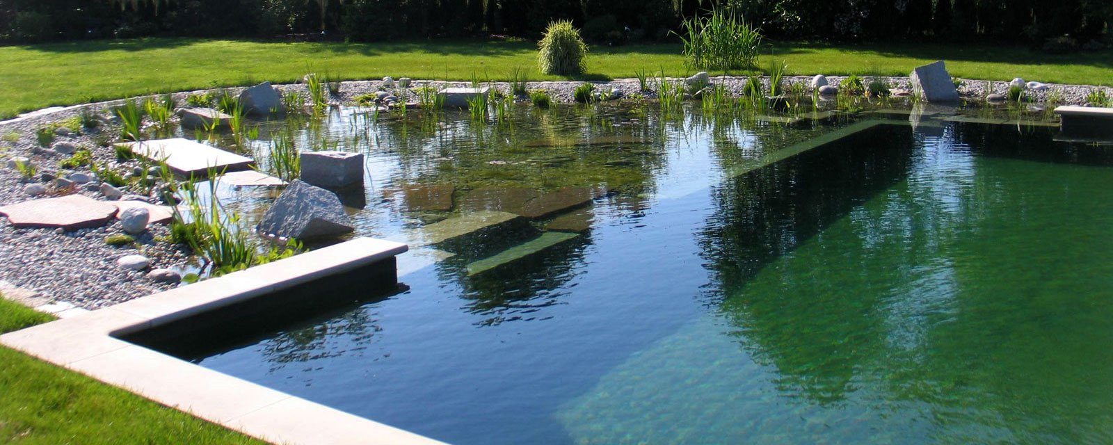 How to maintain a warm natural swimming pool?