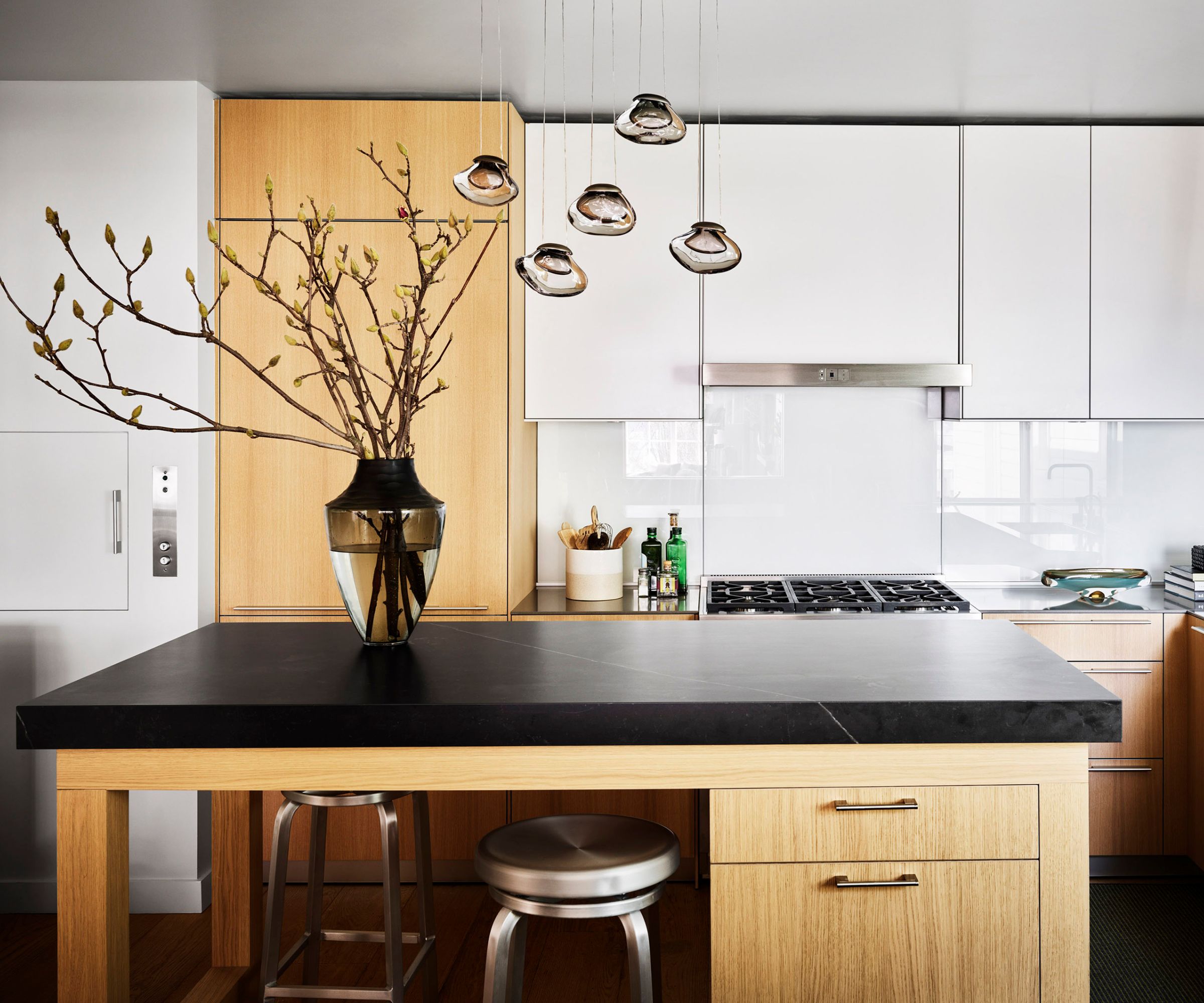 Should kitchen cabinets be symmetrical Here's why you should throw out the rule book