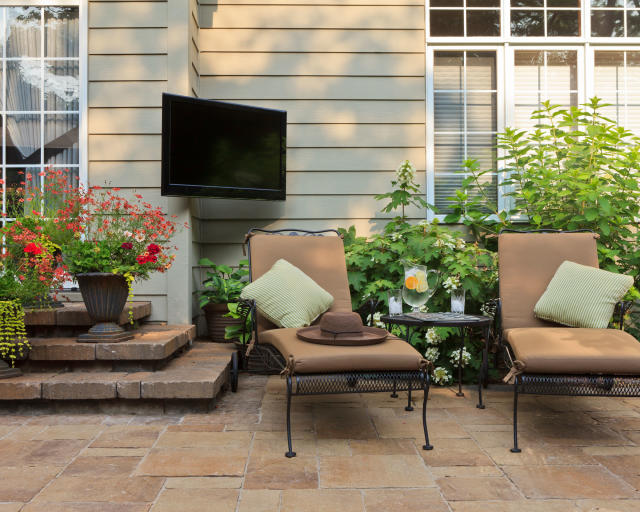 How to reduce the glare on your outdoor TV according to tech experts