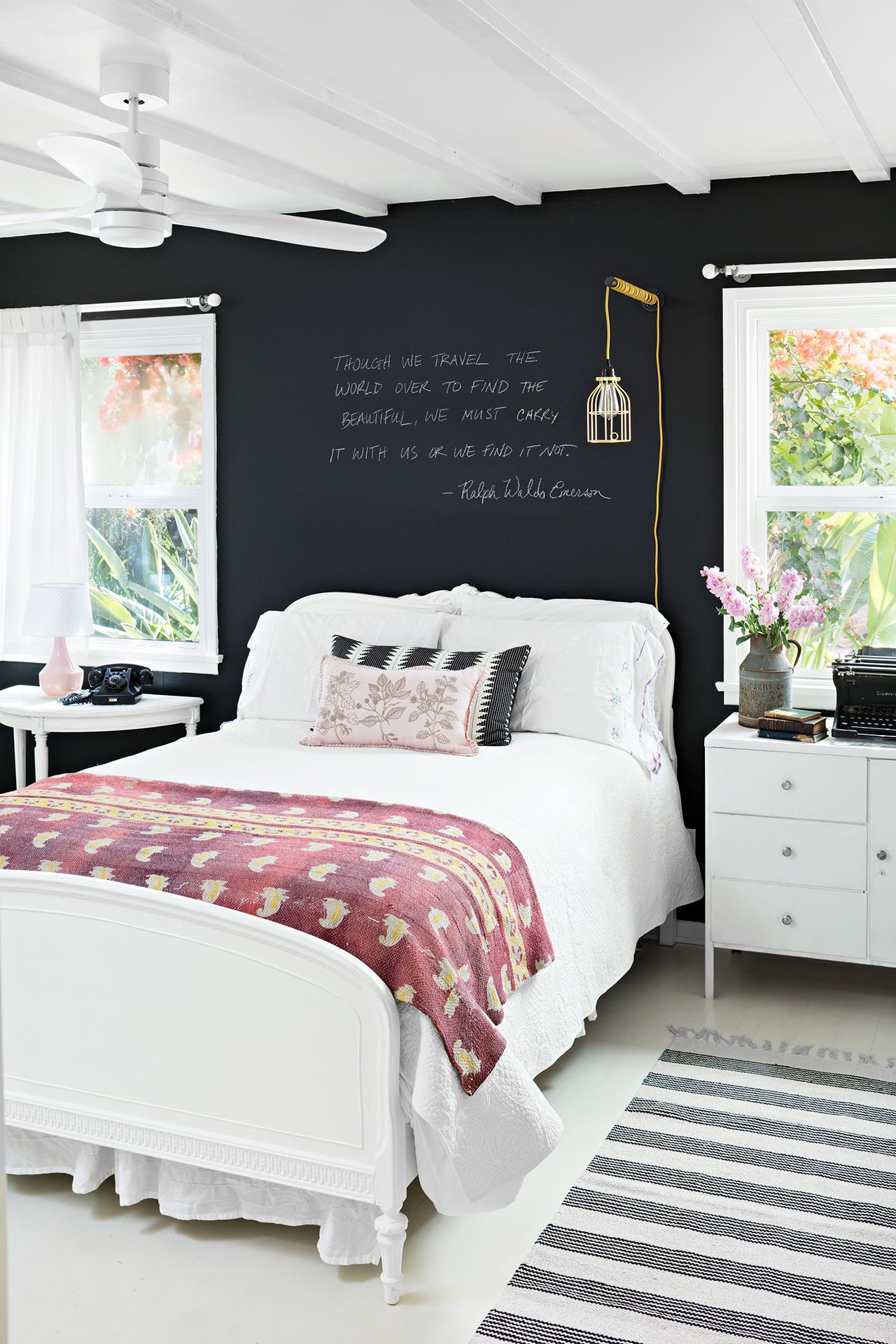 6 Choose dark colors for a cocooning effect