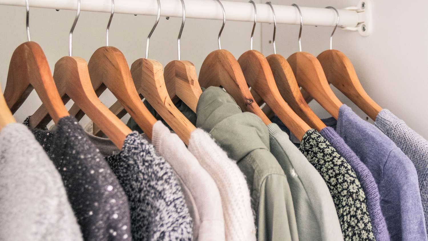 Is it better to organize a closet by color