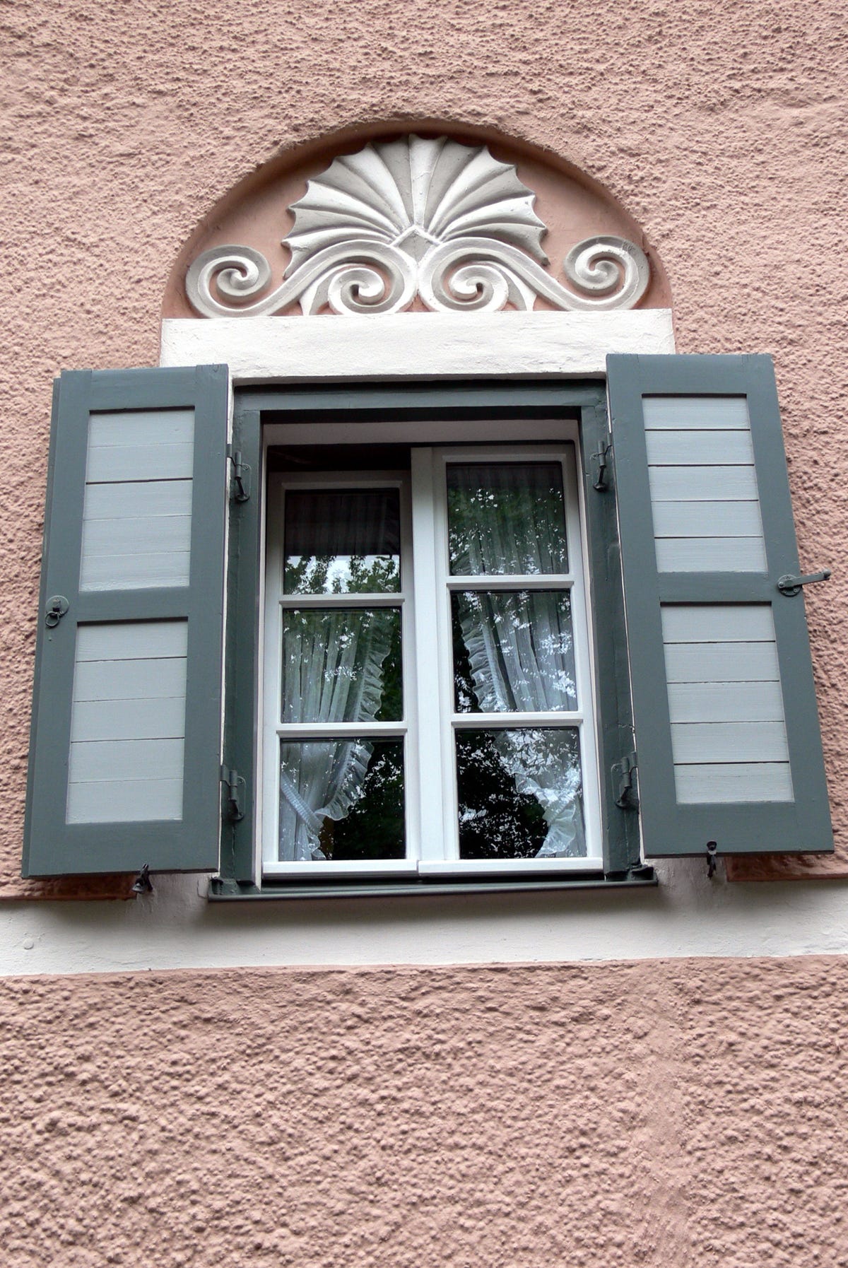 Can you paint vinyl windows Expert painters urge caution and vital steps to avoid damage