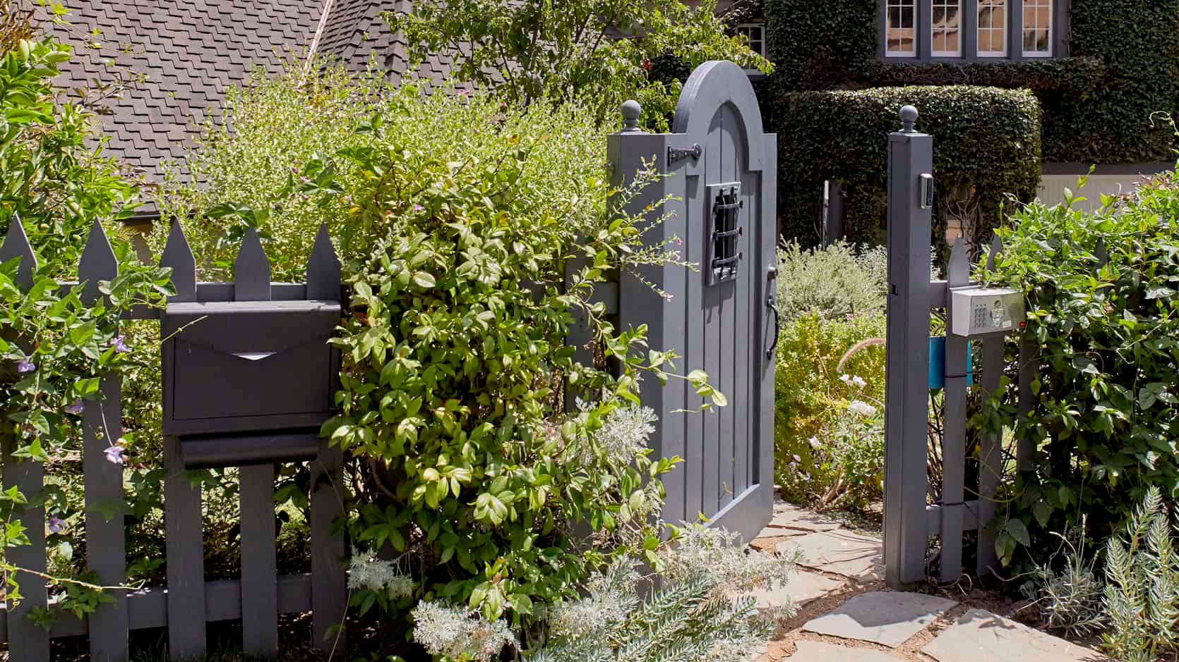 Mailbox landscaping ideas – 10 ways to add curb appeal to your front yard