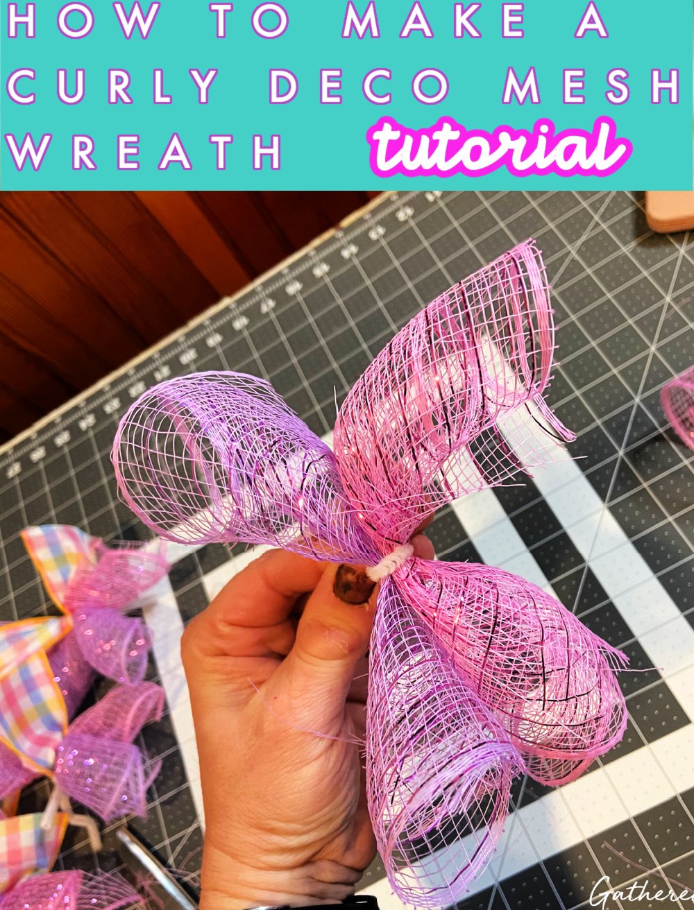 Steps to make a mesh wreath: