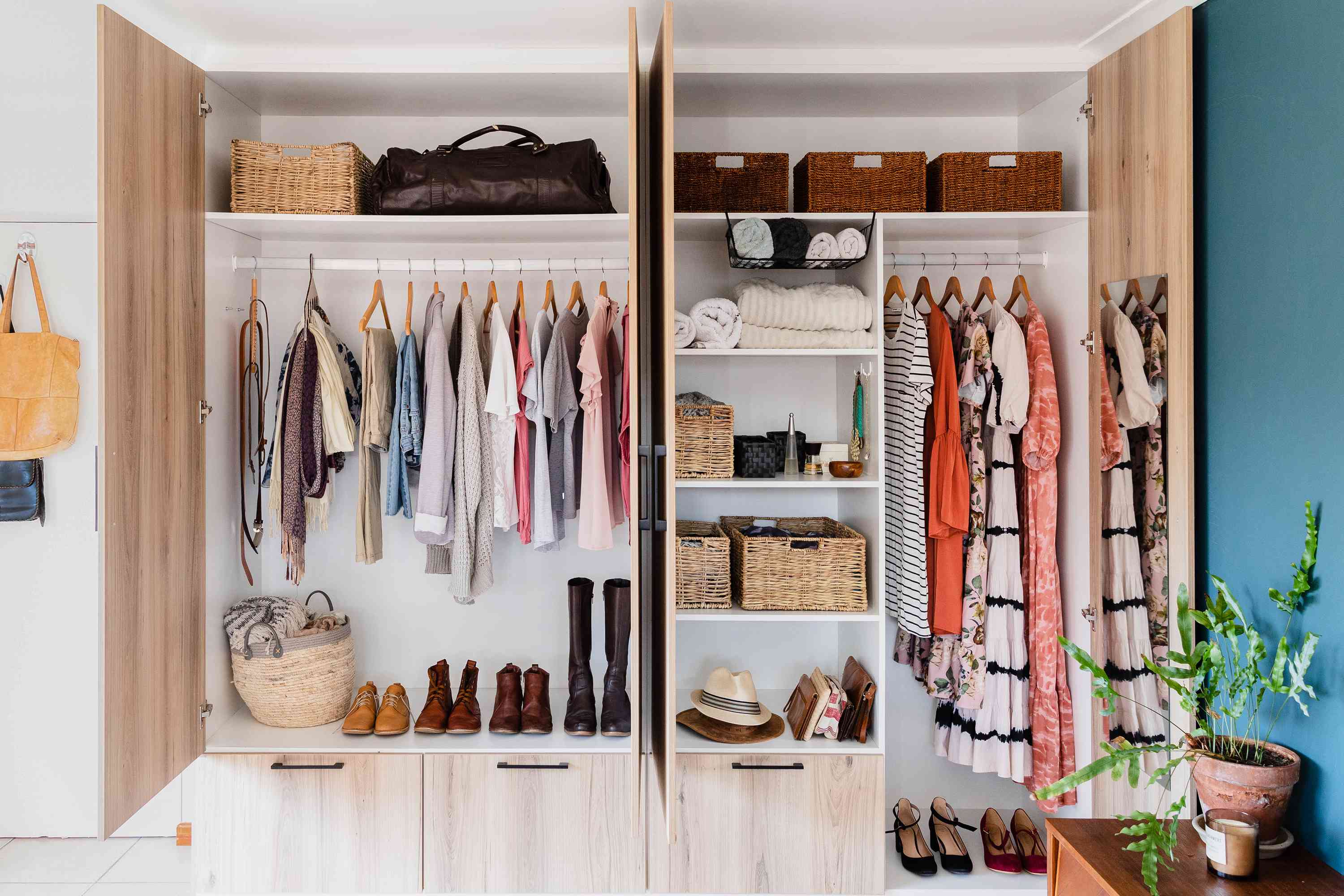 How to clean a clothes closet – an expert guide for your seasonal clothes organization