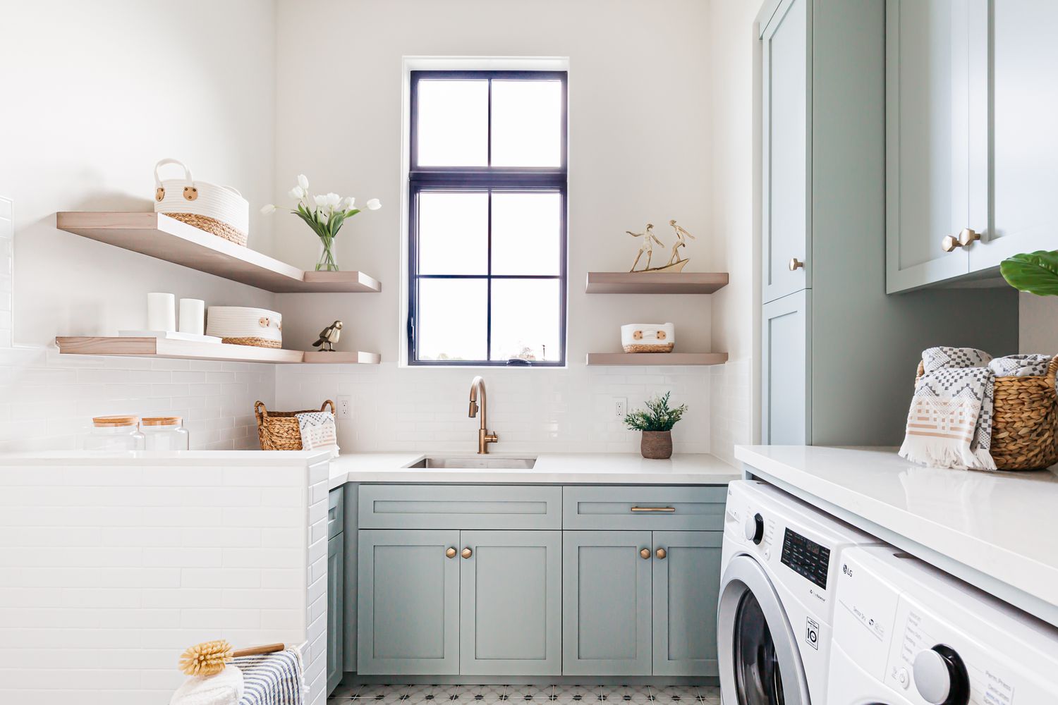 Organizing a laundry room – 10 expert tips