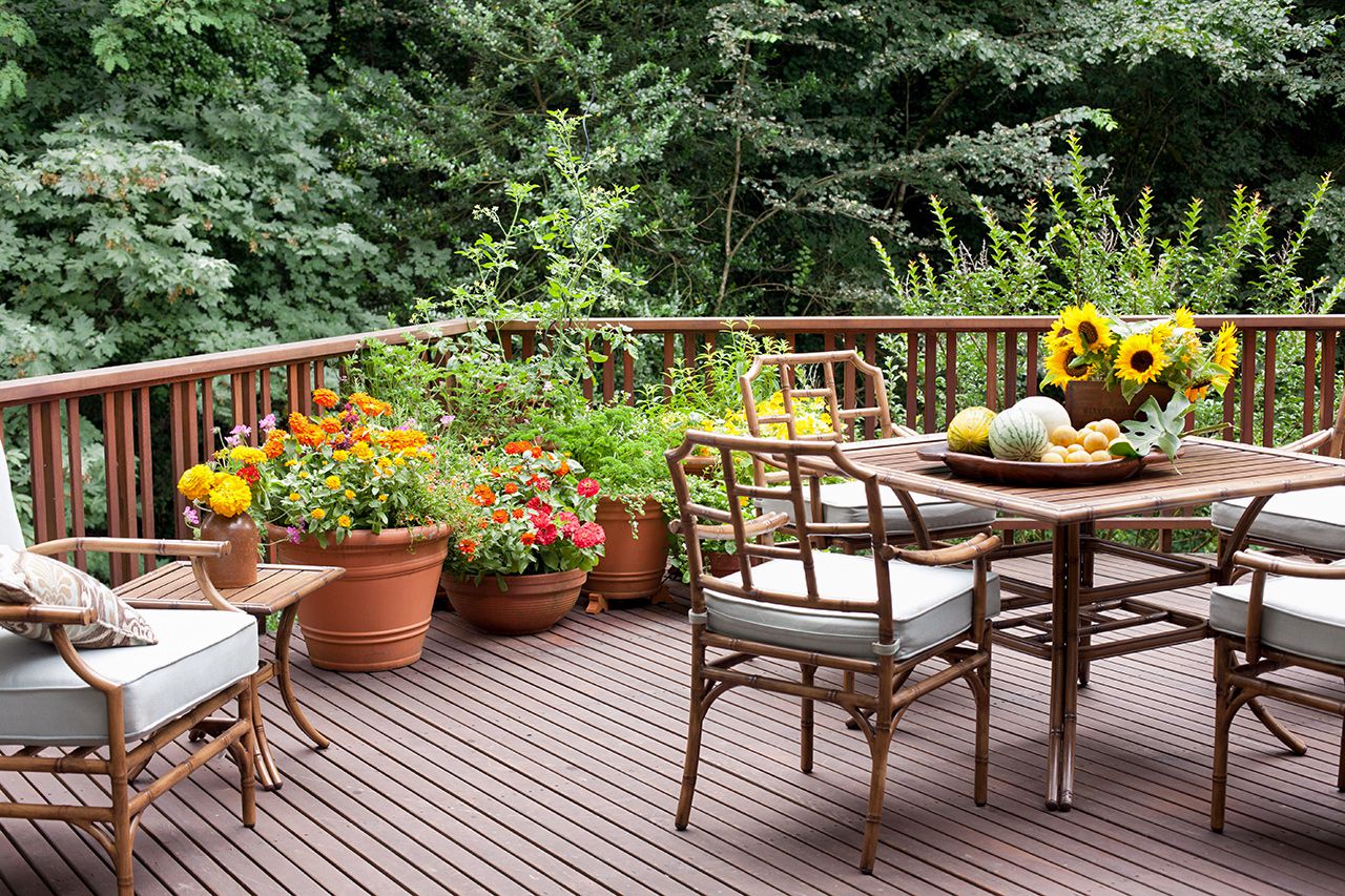 Deck railing ideas – materials and styles for every garden