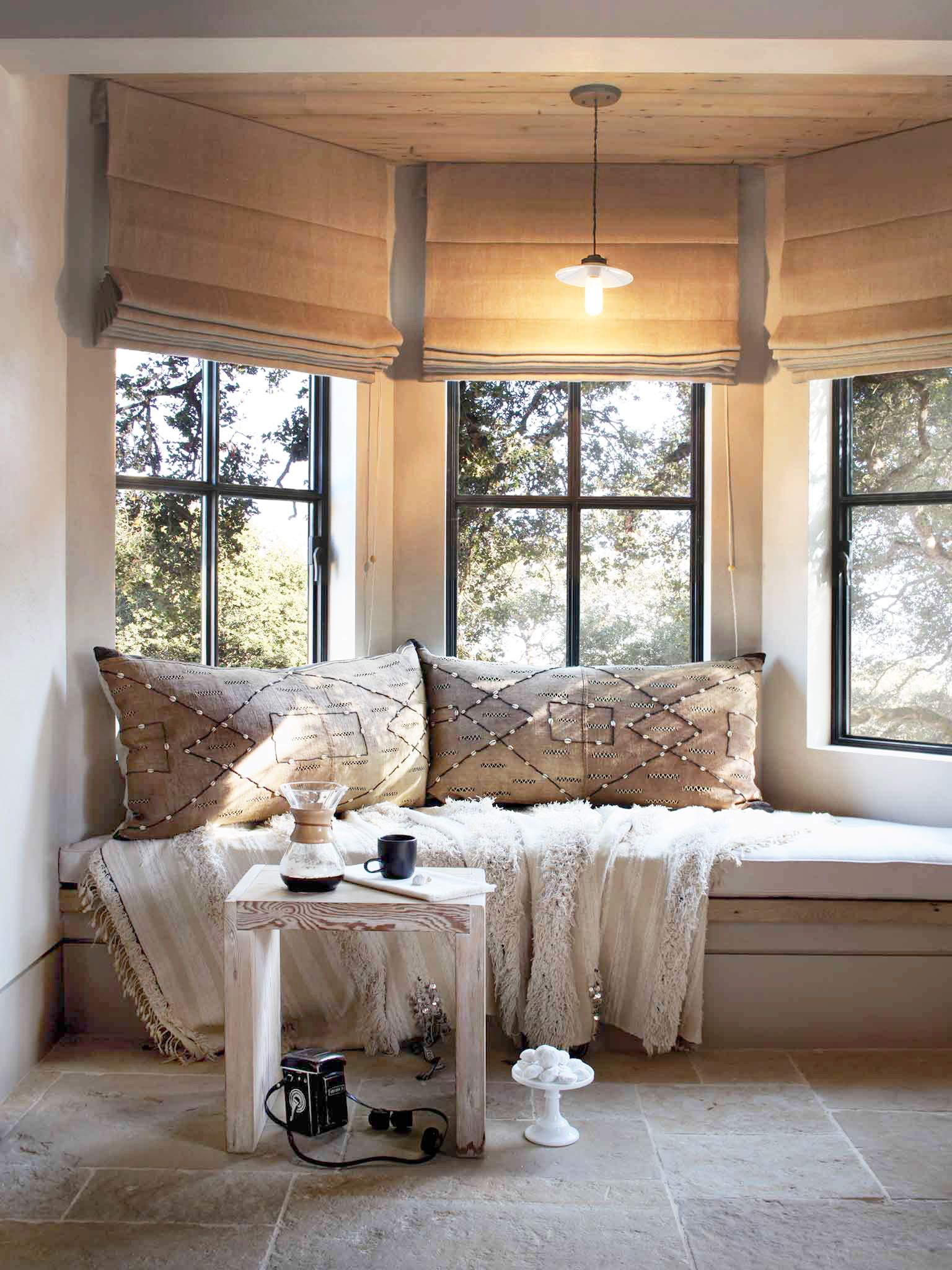 7 Use a window seat to allow you to fit in a dining space