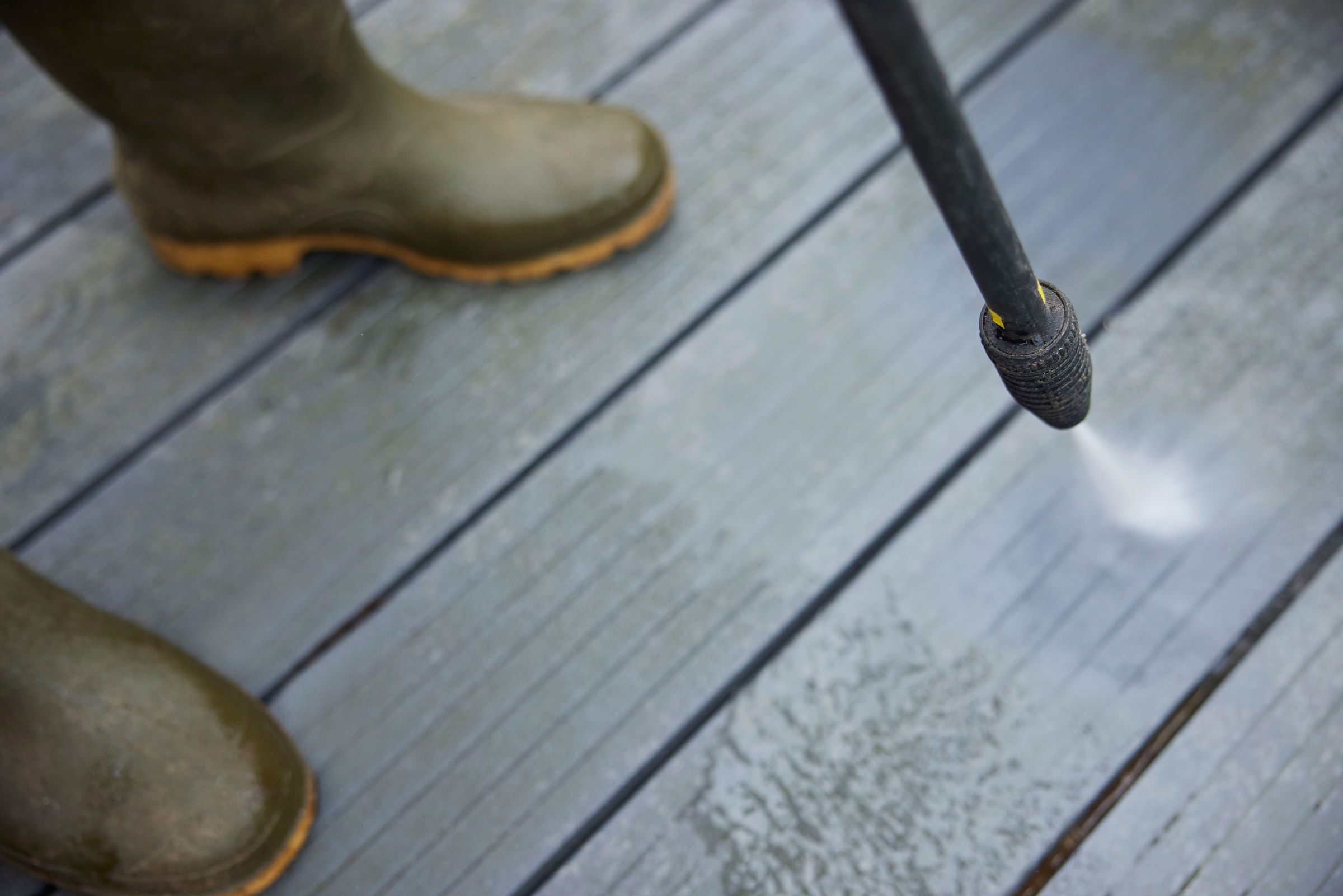 How to remove green mold from a wood deck – and mildew too